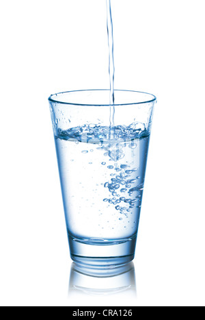 Foto von strömendem Wasser in Glas, isoliert auf weiß Stockfoto