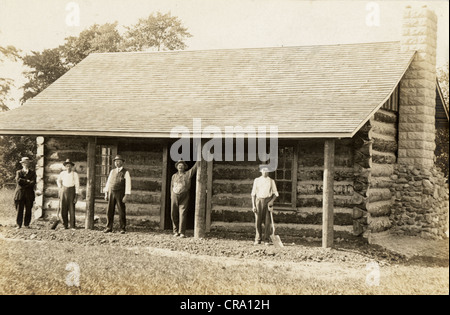 Fünf Männer im gerade abgeschlossenen Blockhaus Stockfoto