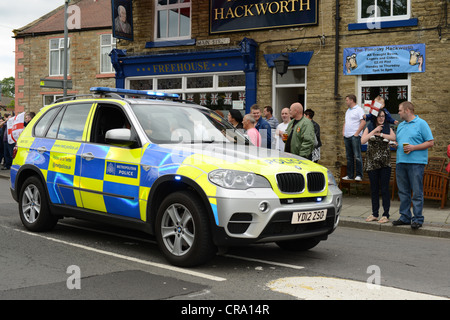 Metropolitan Police markiert BMW Auto im Escort-Dienst während der Olympischen Fackel Prozession durch County Durham Stockfoto