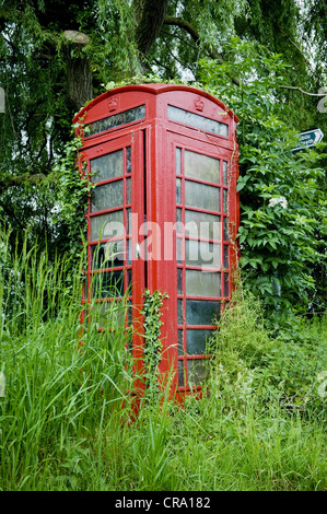 Ein bewachsenes rotes Telefon box Bitton, in der Nähe von Bristol Stockfoto