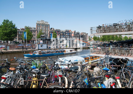 AMSTERDAM, Niederlande - 28.Mai: beschäftigt Fahrrad-Parkplatz in der Nähe des Hauptbahnhofs. 28. Mai 2012 in Amsterdam. Es ist schätzungsweise t
