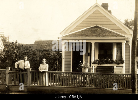 Applying paar vor eleganten Bungalow Stockfoto