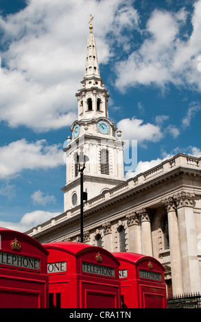 Roten Londoner Telefonzellen von St-Martins-in-the-Fields, London, UK. Stockfoto