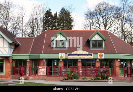 Gelateria und Cafe in Chesterfields Queens Park Stockfoto