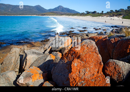 Blick auf die Wineglass Bay mit Mt Graham und Mt Freycinet jenseits Stockfoto