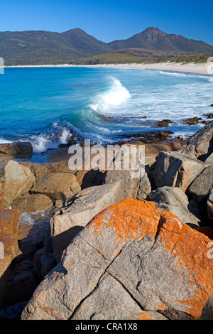 Blick auf die Wineglass Bay mit Mt Graham und Mt Freycinet jenseits Stockfoto