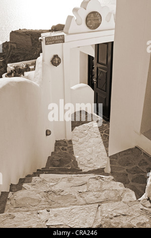 Treppe hinunter zum Restaurant, Oia, Santorini, Griechenland Stockfoto
