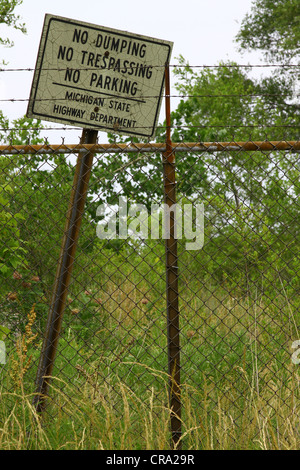 Ein Schild am Zaun der Caniff Salz Werft in Detroit, MI warnt vor dumping, Hausfriedensbruch und Parkplatz. Stockfoto