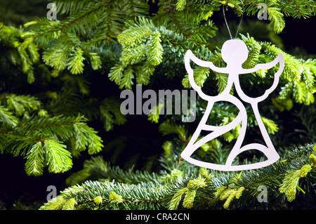 Engel Form Christbaumkugel in frischen grünen Weihnachtsbaum Stockfoto