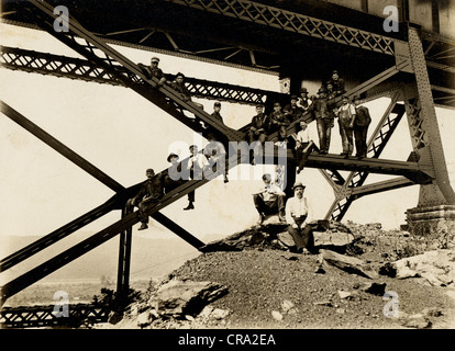 Bauarbeiter auf Stahlträger unter Brücke hocken Stockfoto