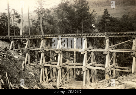 Mann reitet Handcar über neu gebauten Trestle-Brücke Stockfoto