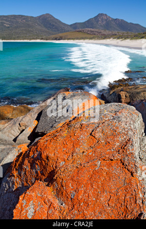 Blick auf die Wineglass Bay mit Mt Graham und Mt Freycinet jenseits Stockfoto