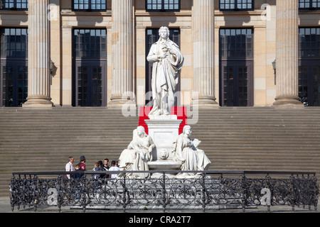 Schiller-Denkmal vor dem Konzerthaus am Gendarmenmarkt, Berlin, Deutschland Stockfoto