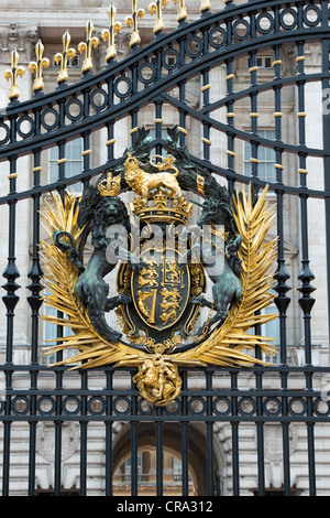 Das königliche Wappen an den Toren des Buckingham Palace. London. England Stockfoto