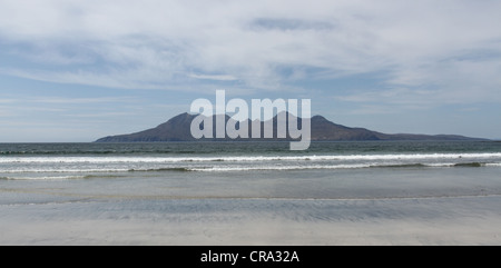 Insel rum angesehen von Bucht von Laig Insel Eigg Schottland Mai 2012 Stockfoto