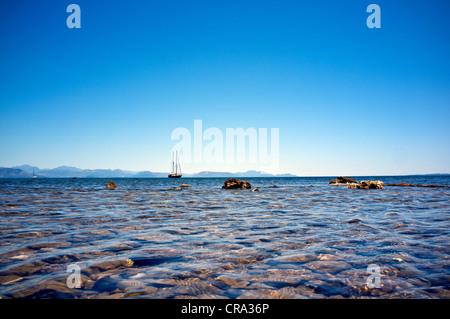 Yacht auf den Horizont von Corfu Küste Stockfoto