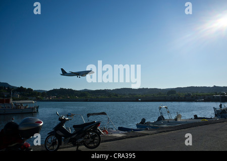 Jet am Flughafen Korfu landen hereinkommen Stockfoto