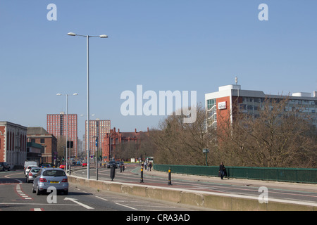 Die Cresent, Salford, mit Straßenführung verändert, University of Salford Maxwell Gebäude (rechts) und high-Rise Wohnung hinter. Stockfoto