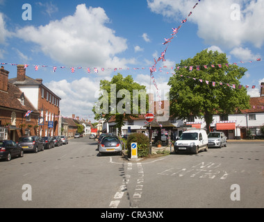 Dorf von Woolpit mit Fahnen und Girlanden, die Diamant-Jubiläums von Königin Elizabeth, Juni 2012, Suffolk, England Stockfoto