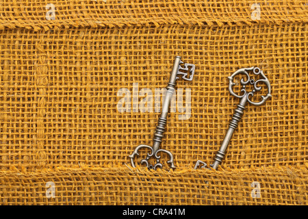 Antike Schlüssel auf Sackleinen Hintergrund Stockfoto