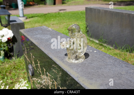 kleine Engelsstatue auf einem Grab Stockfoto