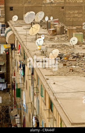 Satellitenschüsseln auf dem Flachdach, Kairo, Ägypten, Afrika Stockfoto