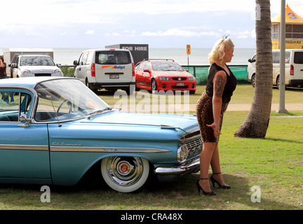 Model Posen vor ein Oldtimer Chevrolet El Camino Coupé Utility Vehicle von Chevrolet Division von General Motors produziert Stockfoto