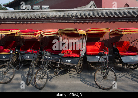 Fahrräder und Rikschas außerhalb der Trommelturm in Peking, China Stockfoto