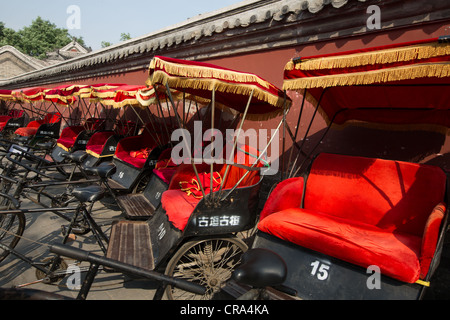 Fahrräder und Rikschas außerhalb der Trommelturm in Peking, China Stockfoto