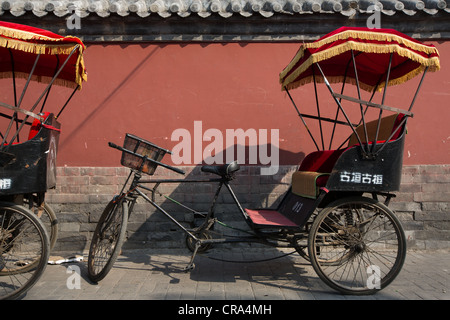 Fahrräder und Rikschas außerhalb der Trommelturm in Peking, China Stockfoto