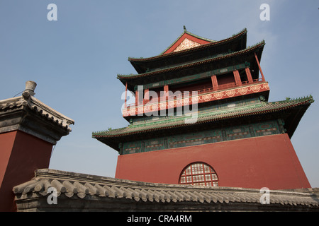 Fahrräder und Rikschas außerhalb der Trommelturm in Peking, China Stockfoto