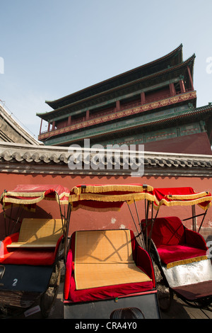 Fahrräder und Rikschas außerhalb der Trommelturm in Peking, China Stockfoto