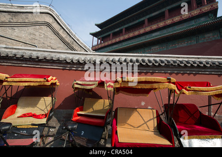 Fahrräder und Rikschas außerhalb der Trommelturm in Peking, China Stockfoto