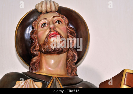 Spanien, Jakobsweg: Detail des Apostels Jakobus in der Basilika des Klosters San Xoán Samos in Galizien Stockfoto