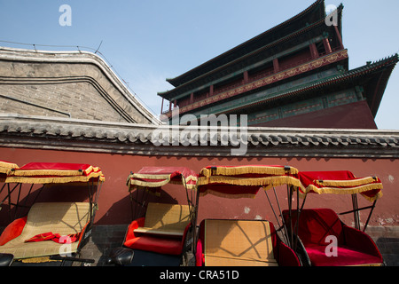 Fahrräder und Rikschas außerhalb der Trommelturm in Peking, China Stockfoto