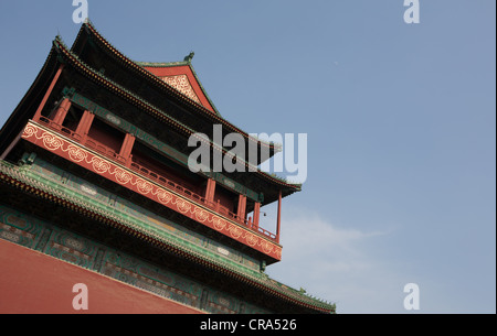 Fahrräder und Rikschas außerhalb der Trommelturm in Peking, China Stockfoto