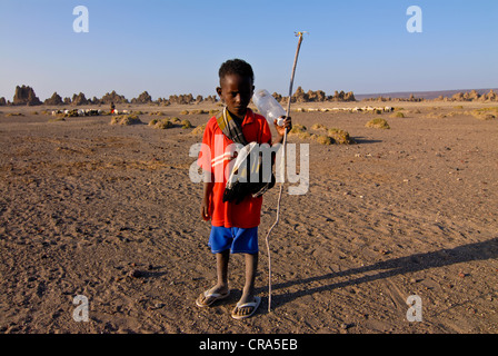 Afar Beduinen Boy am See Abbe, Dschibuti, Ost-Afrika, Afrika Stockfoto