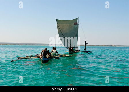 Traditionellen Segelboot und und ein Ruderboot auf das türkisfarbene Wasser des Indischen Ozeans, Ifaty, Madagaskar, Afrika Stockfoto