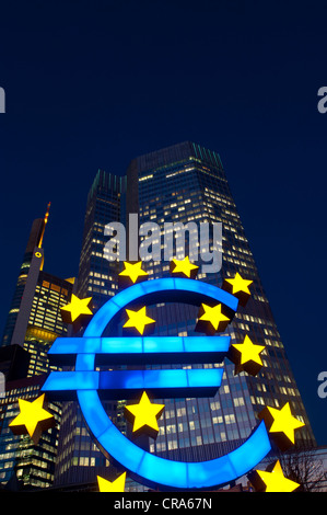 Euro-Symbol vor der EZB Gebäude, Europäische Zentralbank, in der Nacht, Frankfurt Am Main, Hessen, Deutschland, Europa Stockfoto