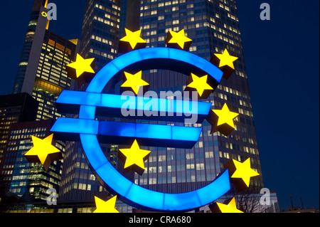 Euro-Symbol vor der EZB Gebäude, Europäische Zentralbank, in der Nacht, Frankfurt Am Main, Hessen, Deutschland, Europa Stockfoto