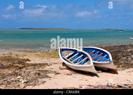 Zwei kleine Ruderboote am Strand, Rodrigues, Mauritius, Afrika Stockfoto