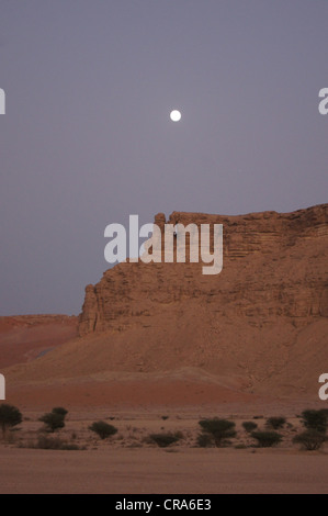 Der Mond kommt Wüste über Felsen Formationen in den roten Sand - Riyadh, Saudi Arabien Stockfoto