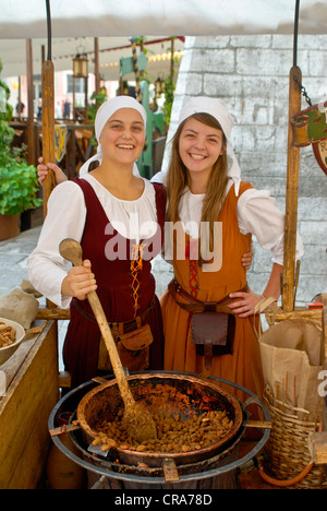 Einheimischen Mädchen in Tracht, Tallinn, Estland, Nordeuropa Stockfoto