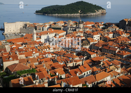 Mit Blick auf die typischen roten Dächer von Dubrovnik, Insel Lokrum am Rücken, Kroatien, Europa Stockfoto