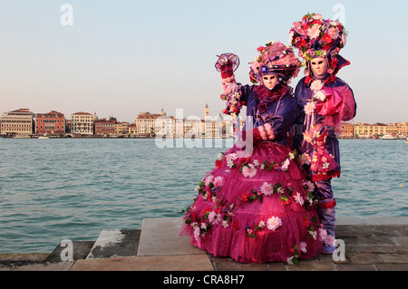 Mann und Frau tragen Masken, Karneval in Venedig, San Giorgio Maggiore, Venedig, Veneto, Italien, Europa Stockfoto