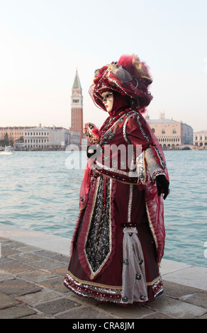 Frau trägt eine Maske, Karneval in Venedig, San Giorgio Maggiore, Venedig, Veneto, Italien, Europa Stockfoto