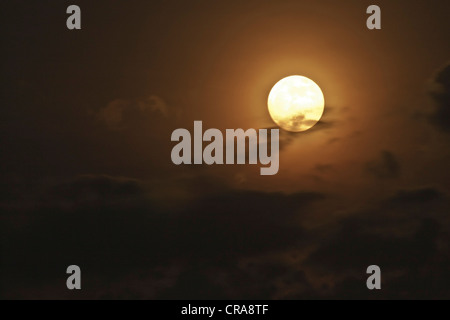 Foto von der Vollmond in den Wolken in der Sommernacht Stockfoto