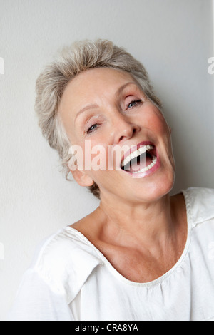 Nahaufnahme eines älteren Womans lächelndes Gesicht Stockfoto