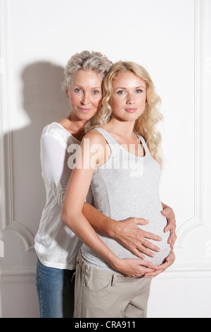 Frau Holding Töchter schwanger Bauch Stockfoto