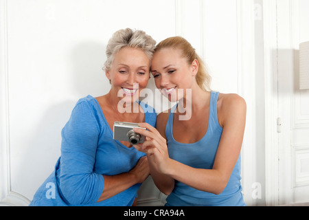 Mutter und Tochter betrachten von Fotos Stockfoto